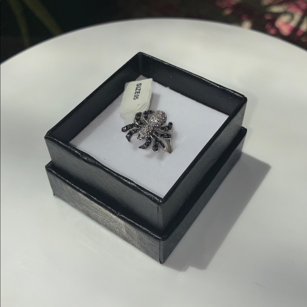 Glamorous Black and Silver Spider Ring - Picture 7 of 7